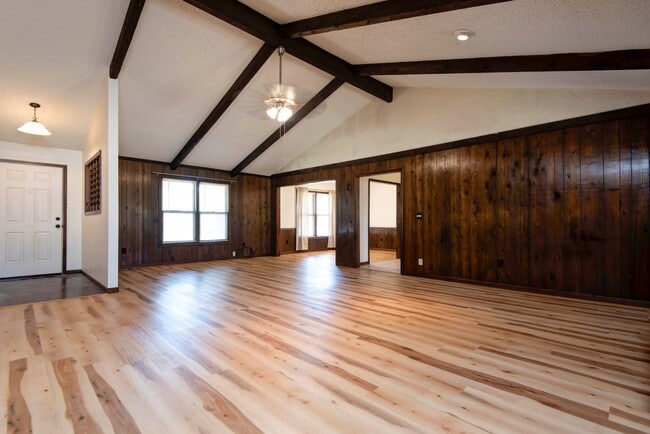 Building Photo - 3839 N Stewart Ave