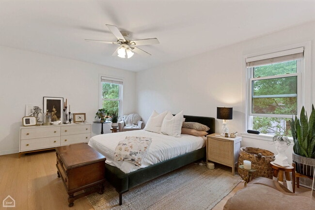 Building Photo - 4550 W Thorndale Ave