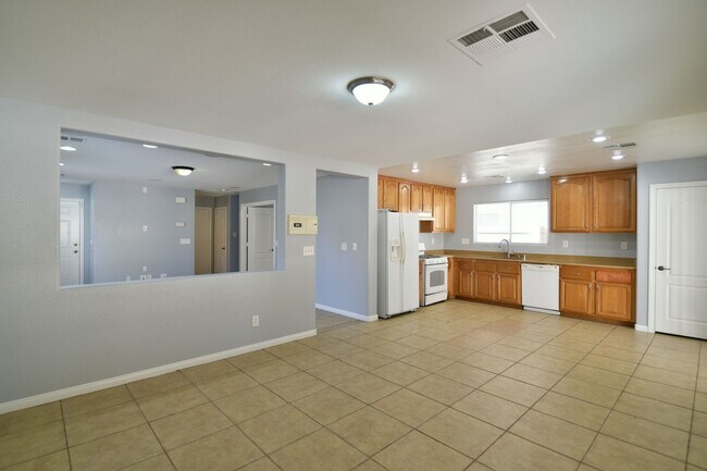 Building Photo - Spacious 4Bed/2Bath/2Car Home located in North Las Vegas w/ Pool!