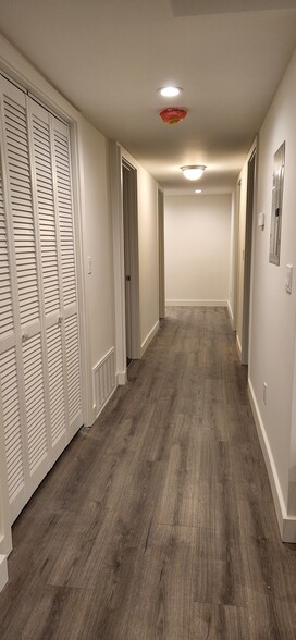 Spacious hallway - 2160 22nd Ave