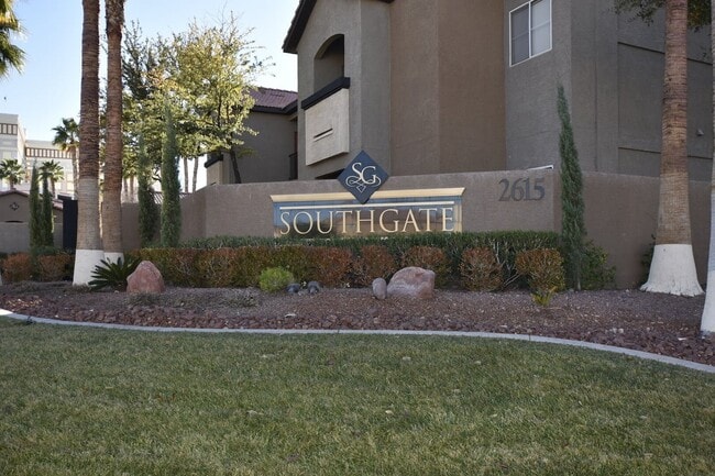 Building Photo - Lovely 2 Bed, 2 Bath Condo at South Gate!