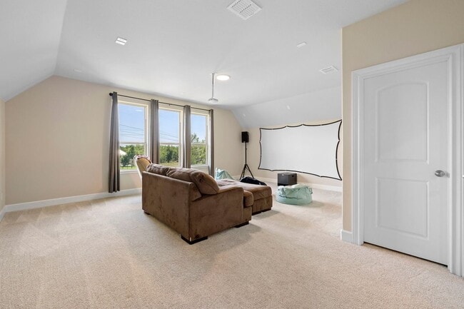 Building Photo - 1747 Dunvegan Pk