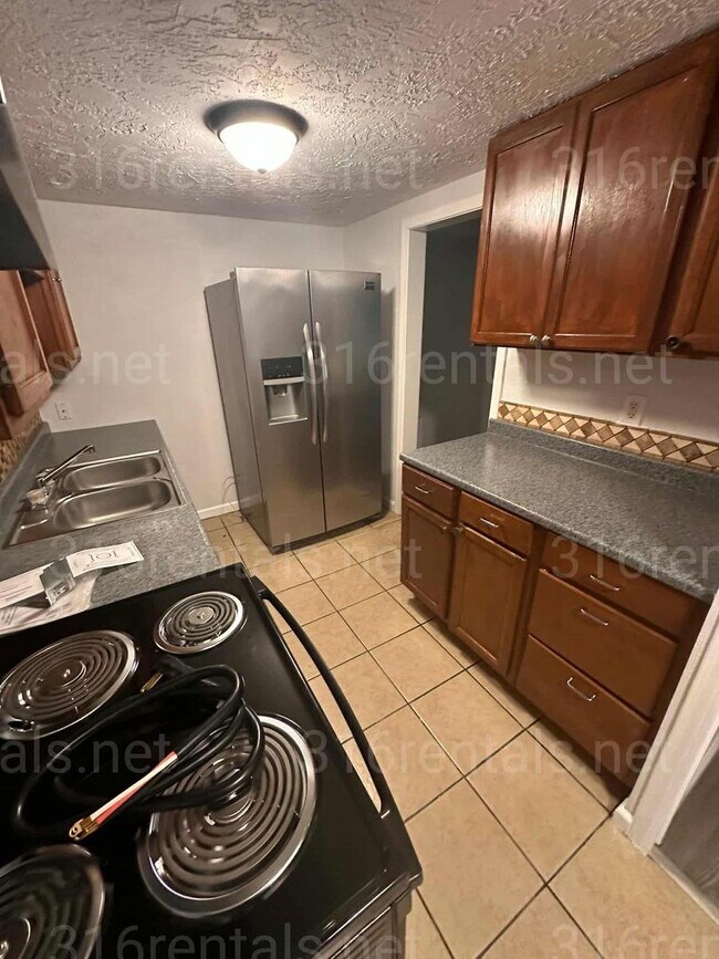 Building Photo - $1245 - 4 bedroom/ 2 bathroom - Single Fam...