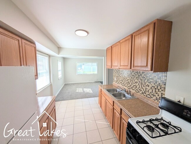 Building Photo - Cozy 2 Bedroom 1 Bathroom now available fo...