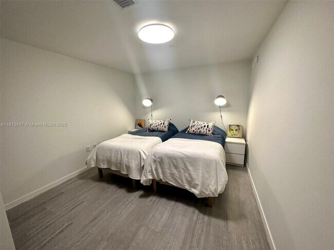 Building Photo - 1000 Brickell Plaza