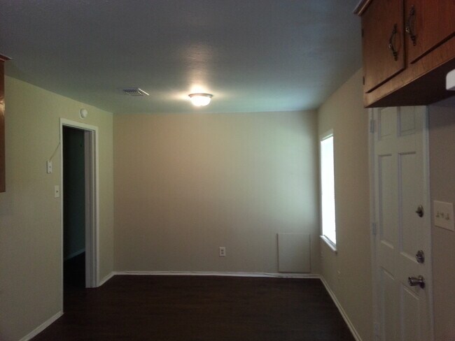 Building Photo - 2110 N Galveston Ave