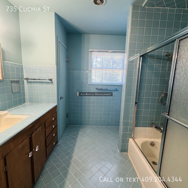 Building Photo - 735 Cuchia St