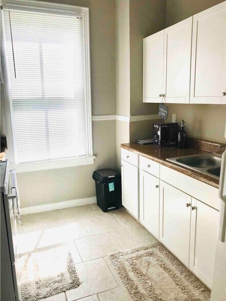 Full kitchen. - 2234 Central Ave