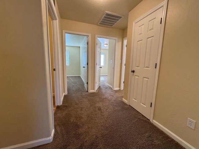 Building Photo - Beautiful home for rent in Visalia