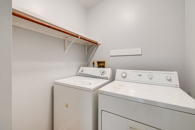 Building Photo - Bright 2-Bedroom Townhouse with Garage & Pool on Tunnel Road