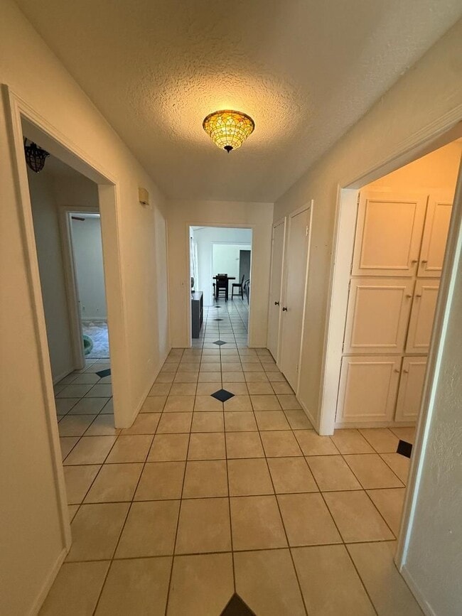 Building Photo - 3 Bed 2 Bath Home For Lease August 1!