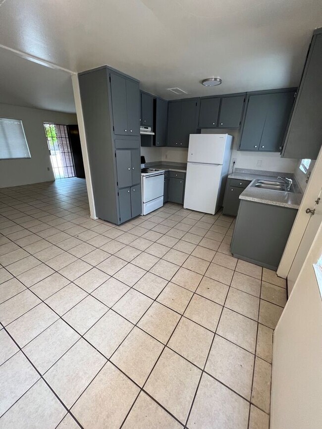Building Photo - Town Home For Rent