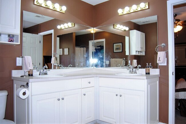 Building Photo - Wonderful Home in the Willow Lakes Community!