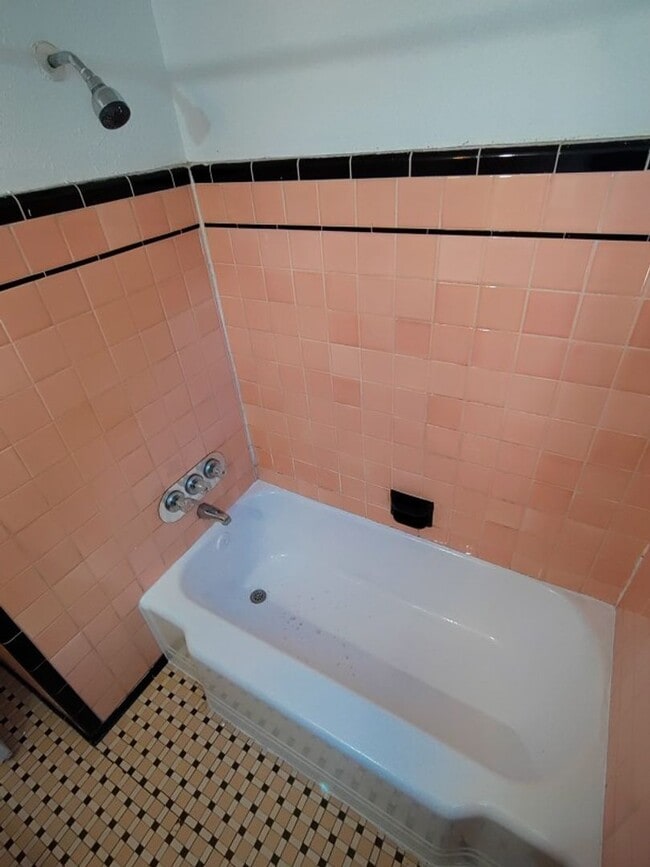 Building Photo - 3 bedroom 1 bath bungalow now available! -...