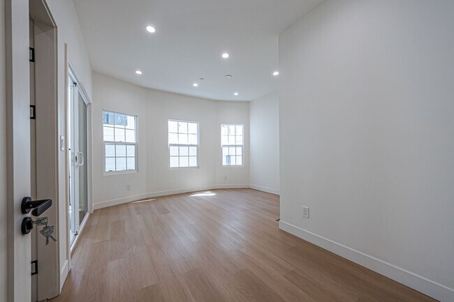 Building Photo - Modern Upstairs 3-Bedroom at 4222 1/2 | On...
