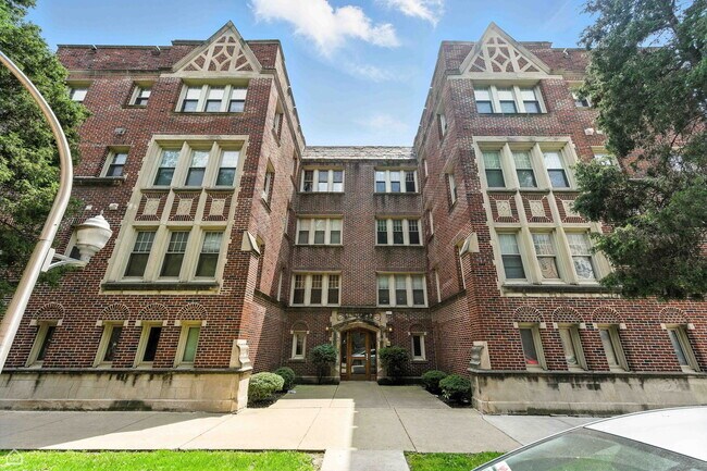 Primary Photo - 2611 W Rosemont Ave