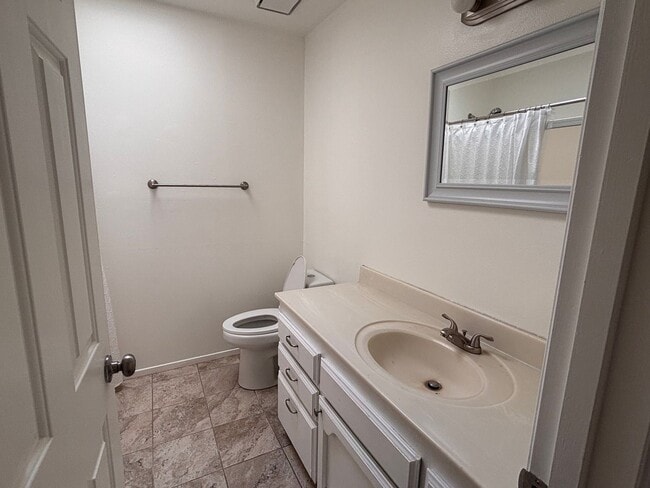 Building Photo - Beautiful Stallion Springs Home With A View!