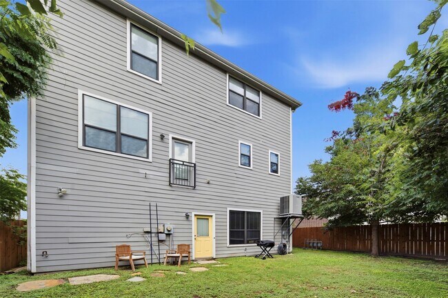 Building Photo - 214 W 28th St