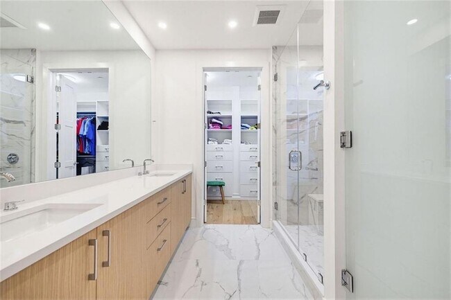 Building Photo - 2425 Peachtree Rd NE