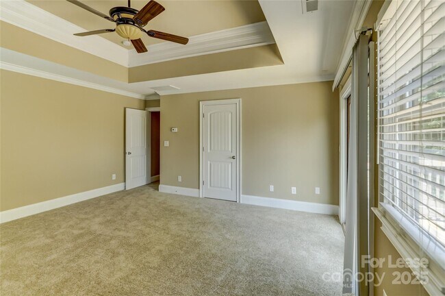 Building Photo - 448 N Summit Ave