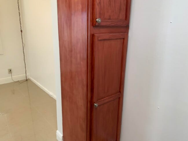 Building Photo - 223 Fanshaw F