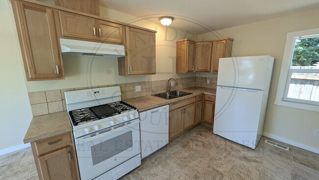 Building Photo - 2 bedroom 1 bath single level home