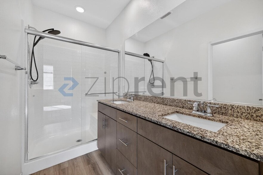 Building Photo - 5252 Beachfront Cove