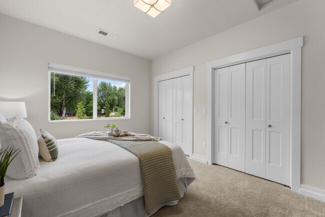 Building Photo - 2213 S Federal Way