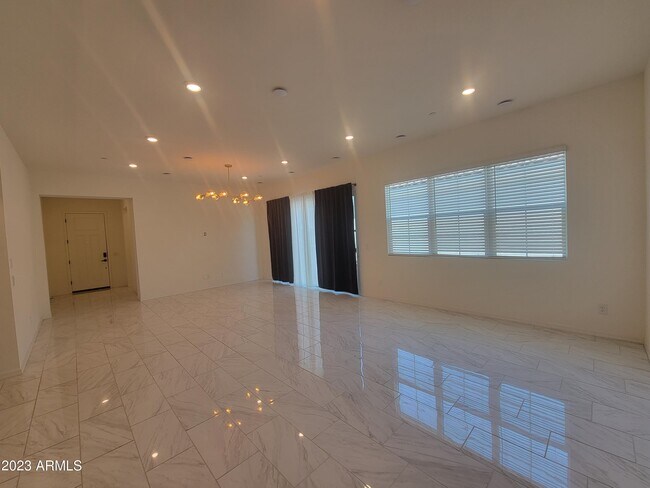 Building Photo - 240 E Shamrock Dr