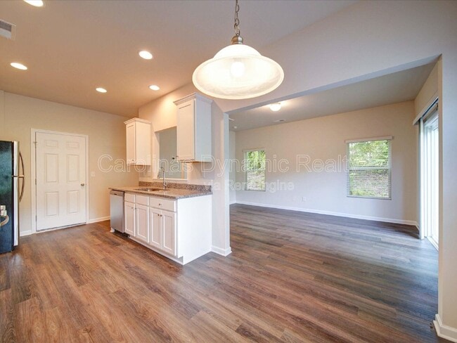 Building Photo - 916 S Battleground Ave