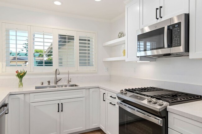 Building Photo - Beautifully redone Spanish duplex in peaceful and centrally-located Hidden Valley!