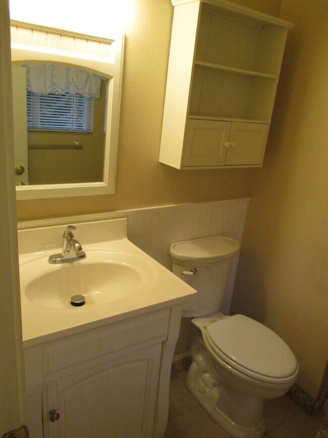 Building Photo - 3 Bedroom + Bonus, 2.5 Bathroom Gig Harbor...
