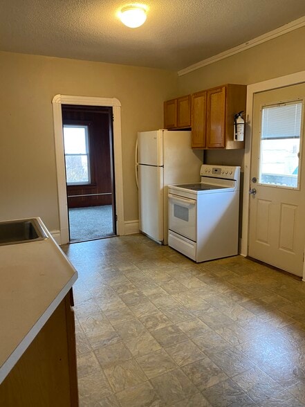 Building Photo - 16 S 19th Ave E