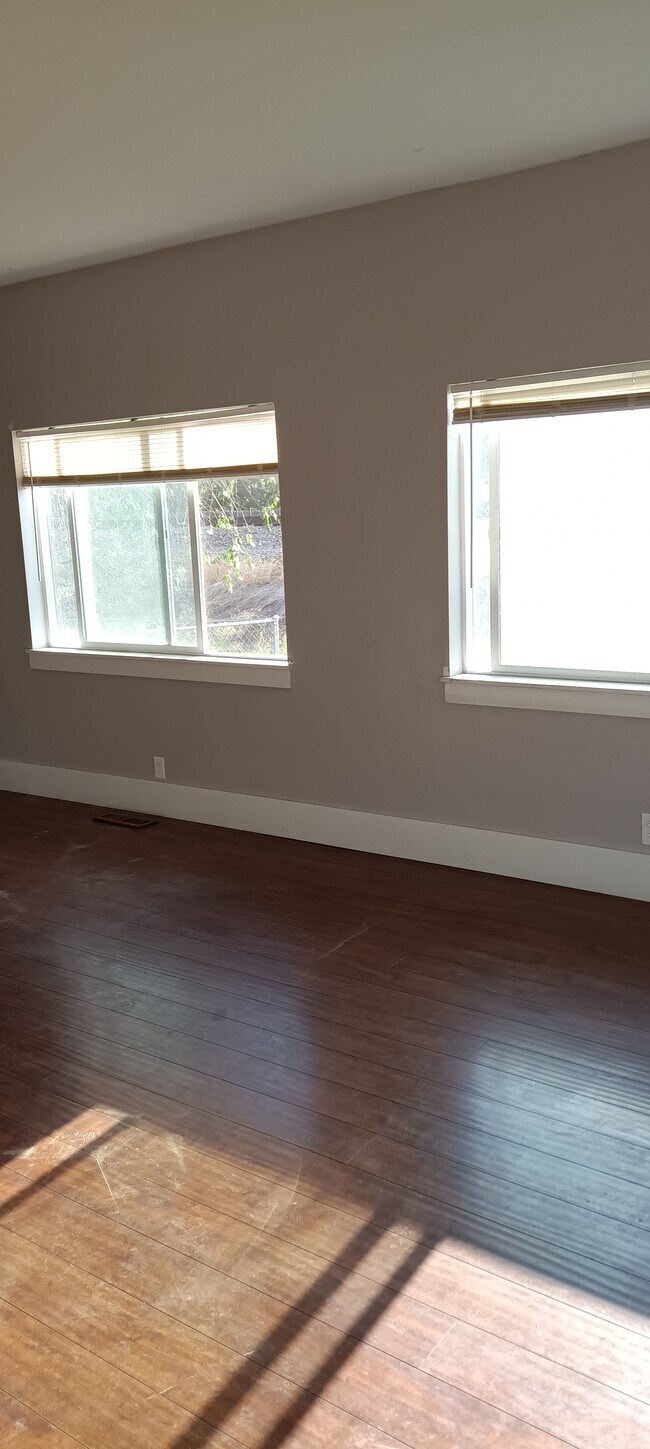 Building Photo - 1695 W Targee St