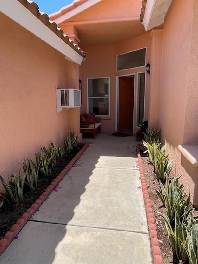 Building Photo - Corona- Single Story pool home
