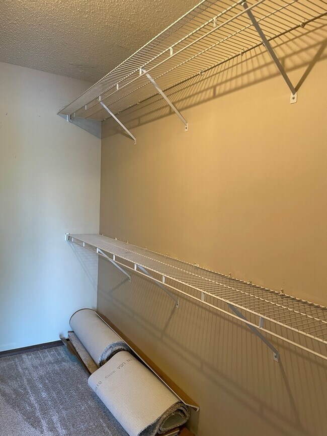 Building Photo - 2148 Sunview Dr