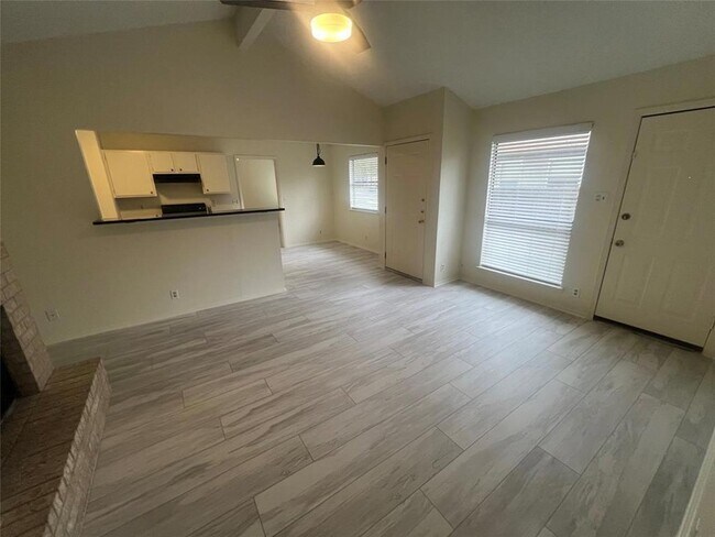 Building Photo - 807 Lloyd Ln