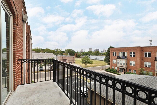 Building Photo - 511 W 1st Ave