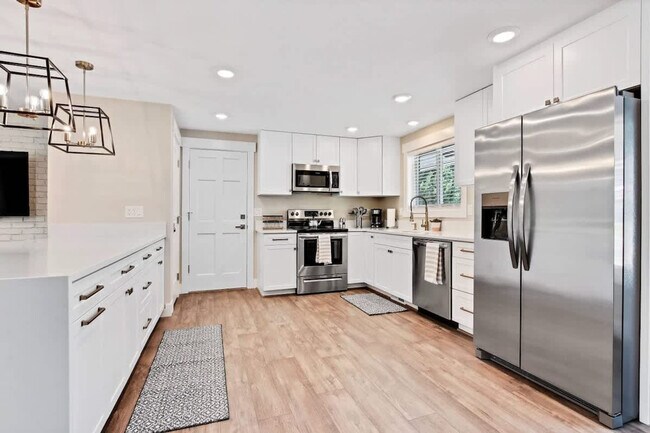 Building Photo - 1215 E Cerramar Ct