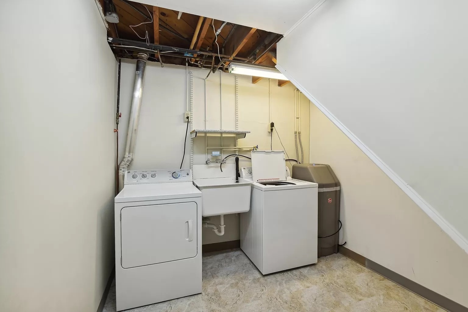 Laundry room - 3507 Aquila Ave S