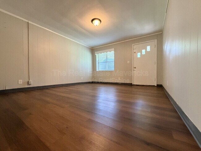 Building Photo - 5601 Belaire Dr
