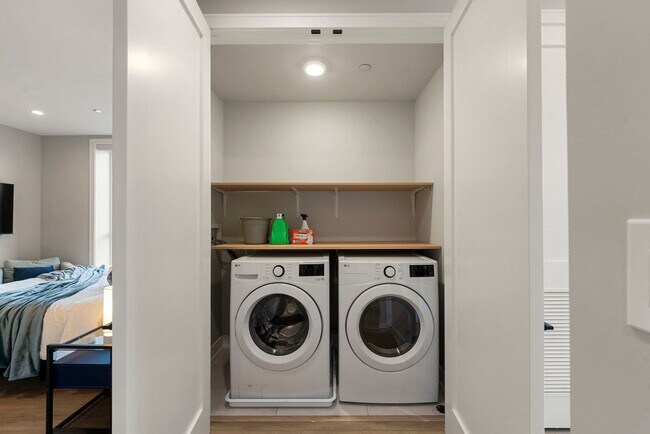 Building Photo - 2344 W Polk St