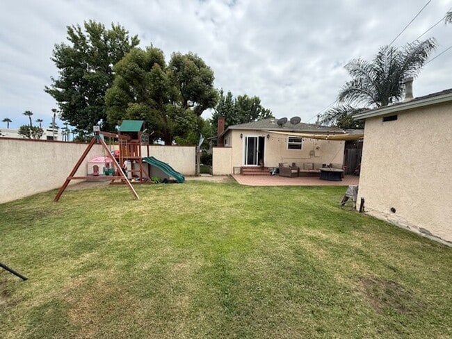 Building Photo - SPACIOUS 3 BEDROOM / 1.5 BATH HOME IN LOS ...