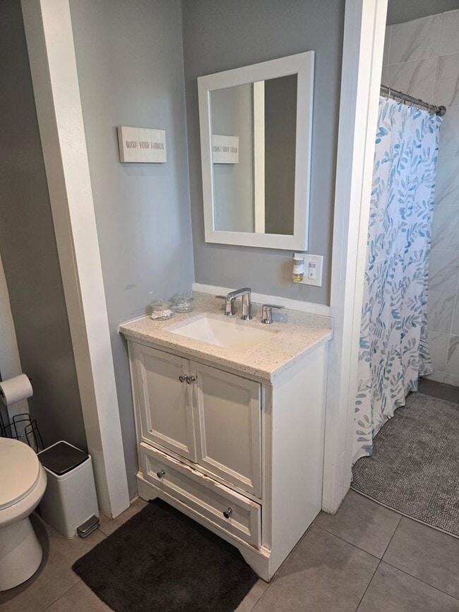 Building Photo - Beautifully Updated 3 Bed, 2 Bath Single S...
