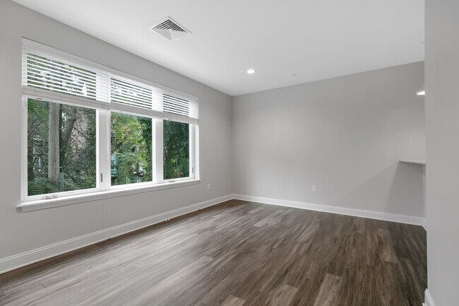 Primary Photo - Stunning 1 Bedroom Luxury Apartment with T...