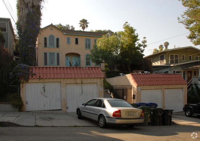 Building Photo - 842 Hyperion Ave