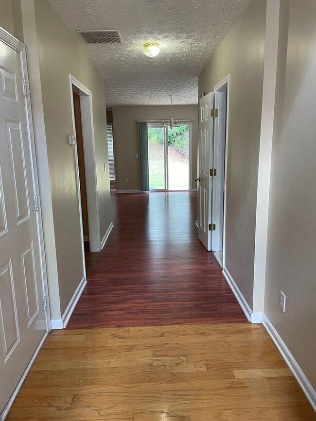 Building Photo - Lovely 3 Bed/2.5 Bath Townhome for lease i...