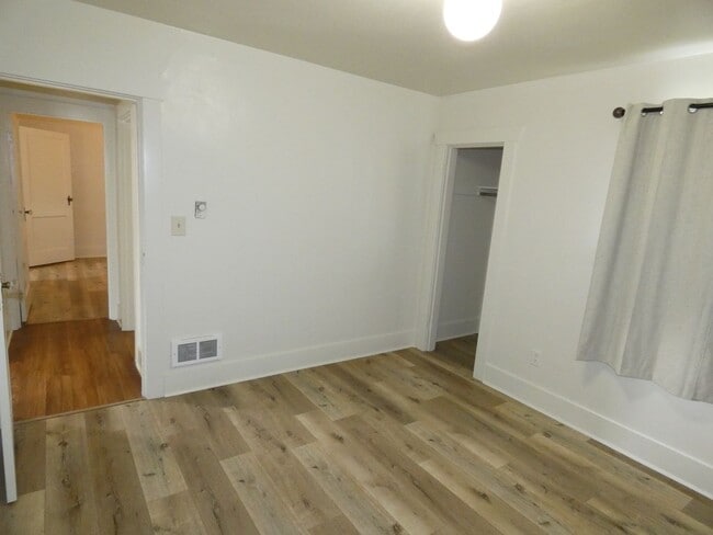 Building Photo - Centrally located 2 bedroom