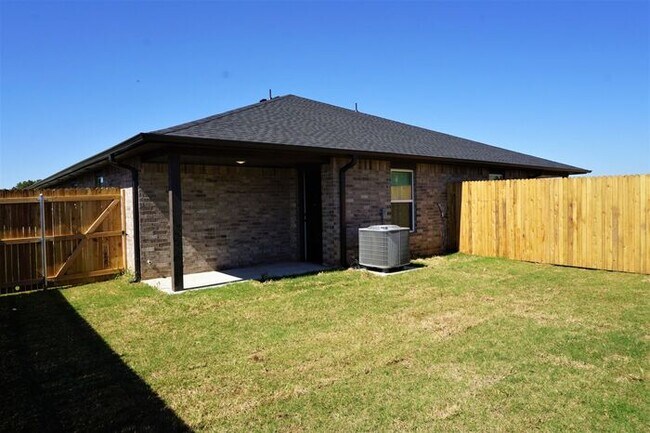 Building Photo - 3 Bed 2 Bath 2 Car Duplex in Chisholm Creek NW OKC