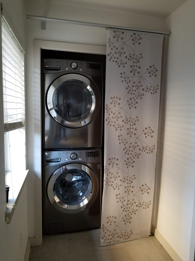 Building Photo - 809 Taylor Ave N